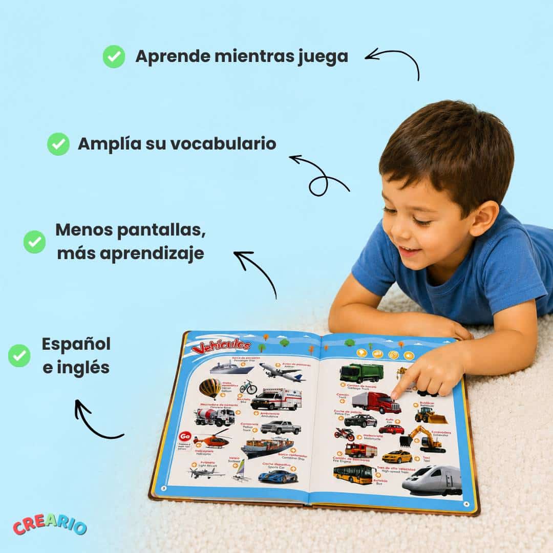 Niño jugando con el libro educativo